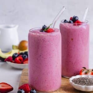 Easy and creamy high fiber fruit smoothis in glasses.