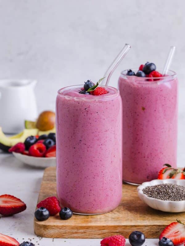 Easy and creamy high fiber fruit smoothis in glasses.