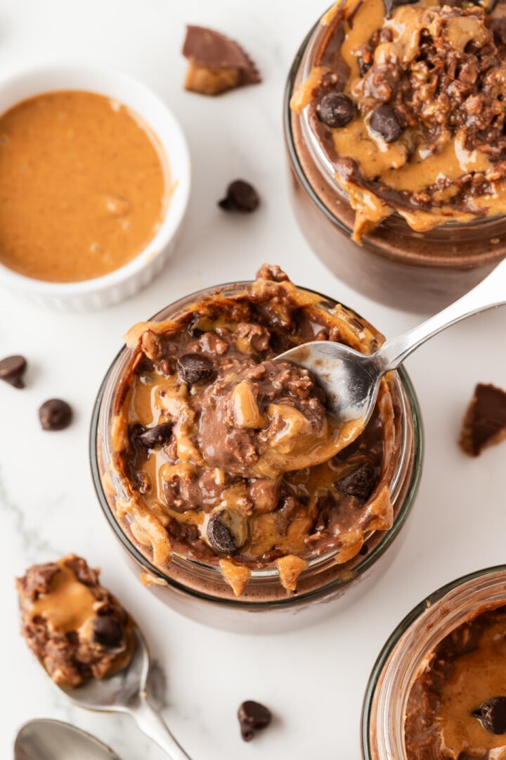 Peanut butter cup overnight oats with peanut butter and chocolate.